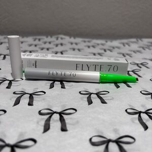 💄 FLYTE.70 — Chiseled Lip™ Lip Shaper in Fame